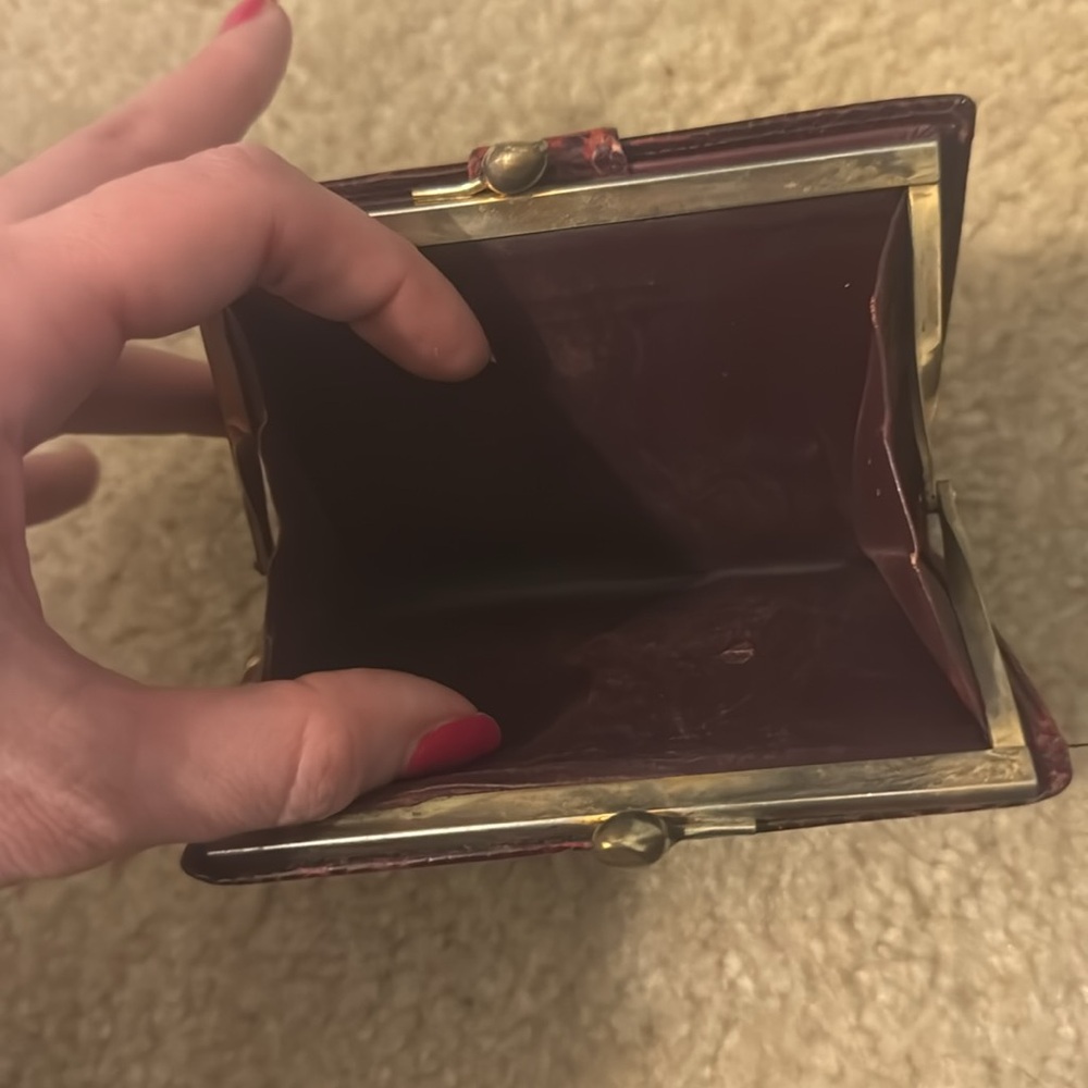 Gucci Croc-Embossed Leather Wallet in Plum with Gold GG - Picture 4 of 5